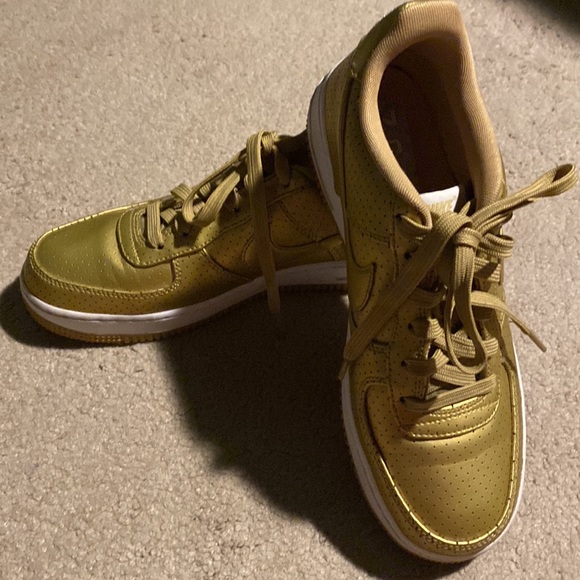 Gold boys size 7 uptown’s (Air Force Ones) vintage only worn 1 time unisex - Picture 4 of 4